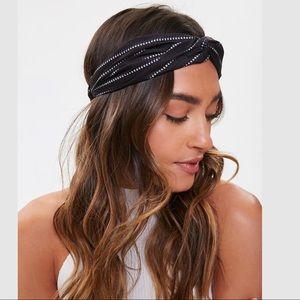 ⭐️ NWT Cute black and white headband!